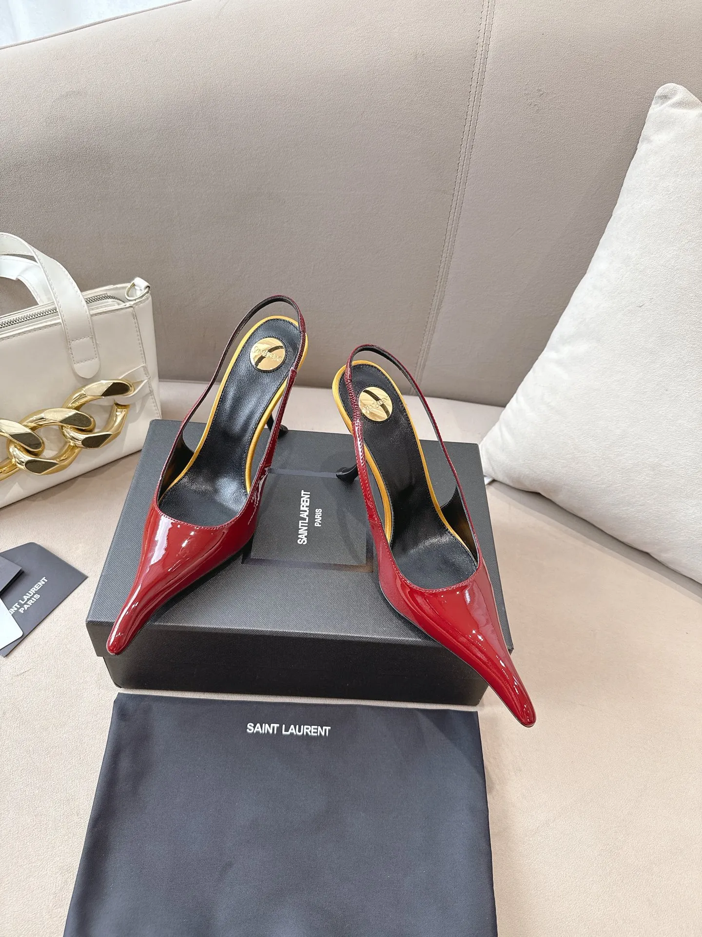👟👟Ex-factory price 620👟👟 Saint Laurent YSL 25ss/autumn and winter ready-to-wear series catwalk style high heels. The design of the toe and transparent heel, the final effect is quite good. The different colors are also very beautiful. Only YSL understands women's hearts best and does not accept rebuttal. It is a super invincible feminine artifact and a must-have for women (z-product full-body customization, own molded hardware accessories, perfect consistency) ✔Upper: imported cow patent leather ✔Lining: imported 🐑goat leather ✔Sole: imported genuine leather outsole ✔Heel height: 10.5cm ✔Number of yards: 36-39 (40, 41, 42 can be customized and non-returnable) (Full set of packaging)